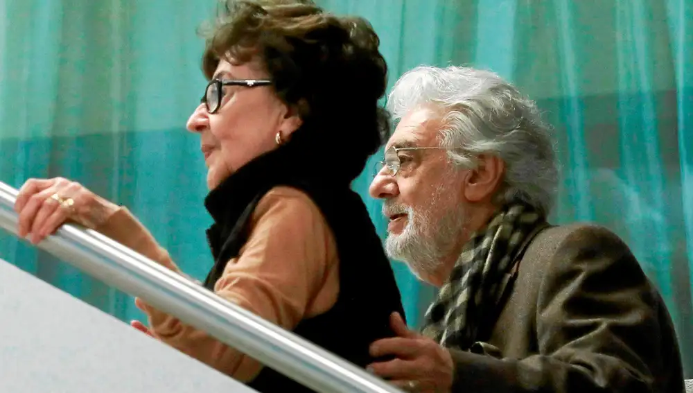 El pasado día 15, Plácido Domingo y su esposa Marta Ornelas llegaban a Moscú, donde el cantante ofreció junto a su hijo Plácido jr., un recital en el que fue recibido y despedido con ovaciones. Foto: Efe