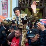 Cayetano salió en hombros de la plaza de toros de Santander tras cortar dos orejas al tercero. Foto: Efe