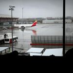 Un avión de Iberia aparcado en una de las terminales de Barajas