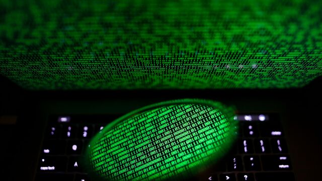 Las empresas pequeñas son las más proclives a recibir infecciones por virus para extorsionarlas / Foto: Efe
