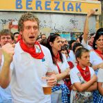 Maiorga en las fiestas de San Fermín y, en la imagen inferior, ya como miembro de la Mesa del Parlamento de Navarra