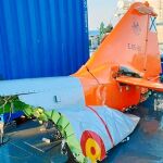 Los restos de la cola del avión que pilotaba el comandante Marín aguardan en la cubierta del buque de Salvamento «Neptuno» tras ser recuperados del mar
