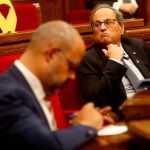 El presidente de la Generalitat, Quim Torra y el conseller Miquel Buch , durante la segunda jornada del debate de política general celebrado este jueves en el Parlamento de Cataluña/EFE