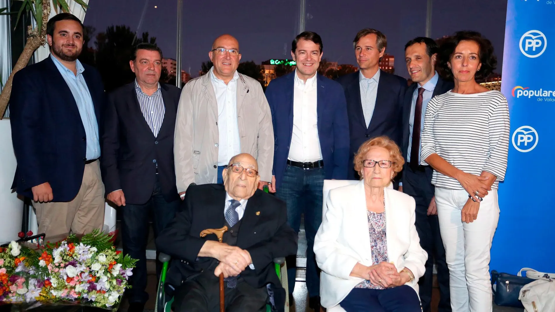 Foto de familia de Fernández Mañueco, Jesús Julio Carnero, González Terol, Conrado Íscar, González Gago, José Ángel Alonso y Cantalapiedra con afiliados del PP de Valladolid