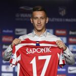 Saponjic posa con la camiseta con su nombre y el númjero 17 que llevará en el Atlético