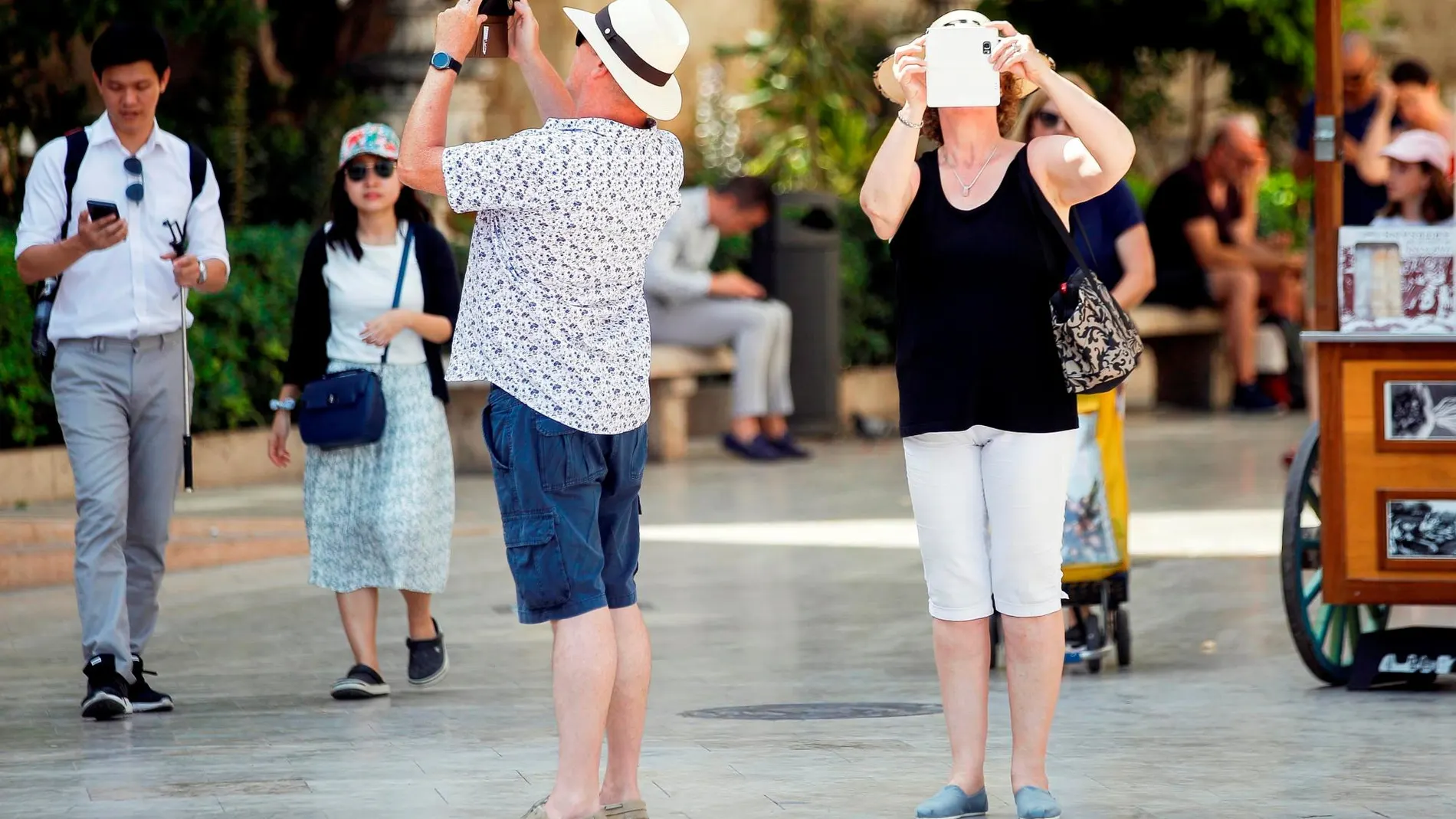 Turistas haciendo fotos en Valencia