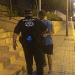 El agente arrestó al agresor