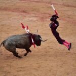 Imagen de uno de los pares de banderillas de esta tarde en Pamplona (Foto EFE)