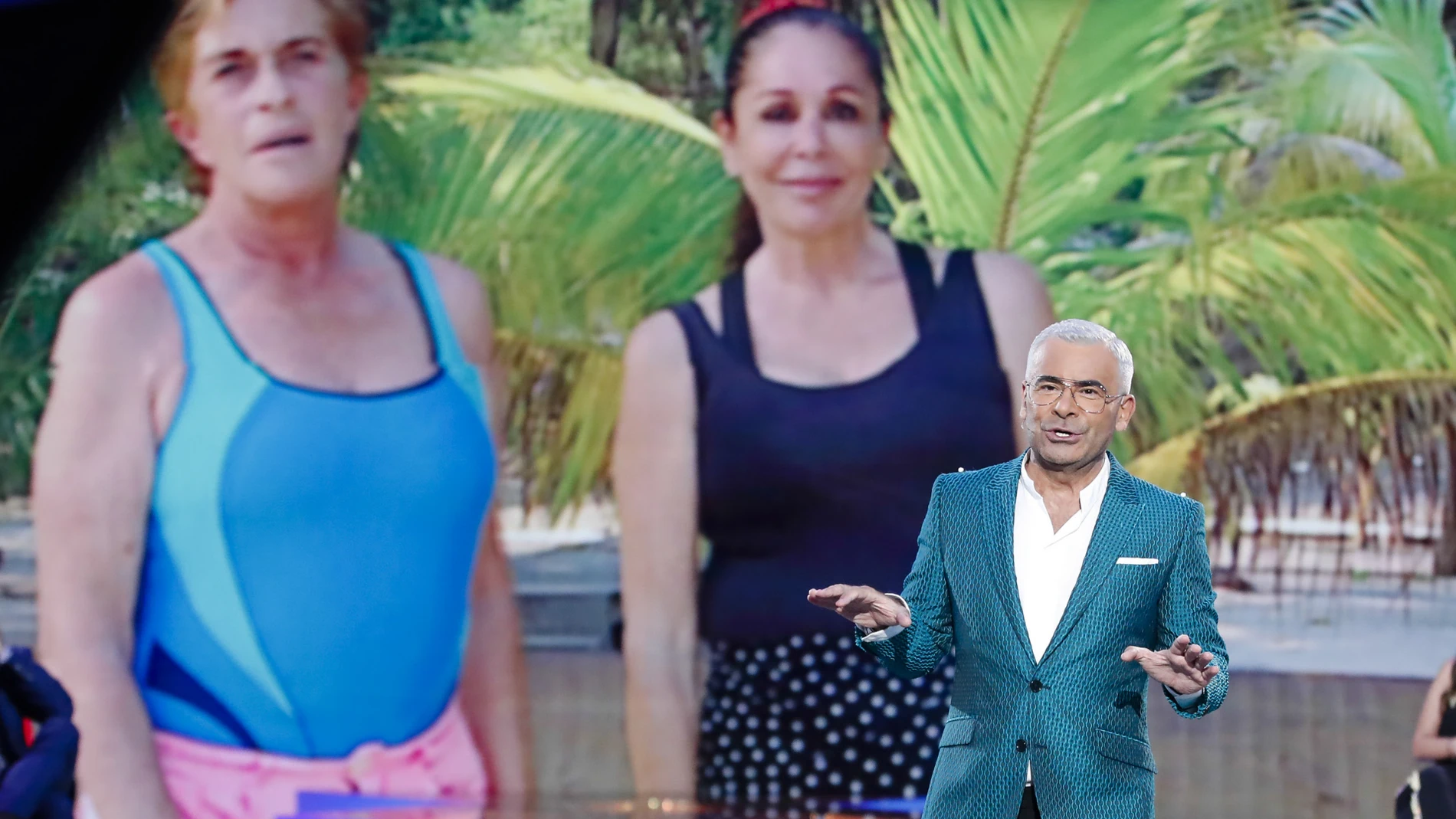 Isabel Pantoja en el plasma de Supervivientes acompañada de su ex amiga y compañera de concurso, Chelo García Cortés