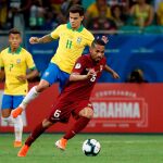 El jugador de Brasil Philippe Coutinho disputa el balón con Yangel Herrera de Venezuela / Efe