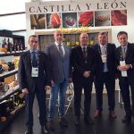 El viceconsejero de Desarrollo Rural, Jorge Llorente, junto al expositor de Tierra de Sabor en San Sesbastián Gastronómika