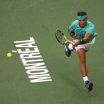 Nadal golpea una derecha en carrera