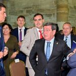 Ángel Ibáñez conversa con César Rico y Lorenzo Rodríguez antes del comienzo de los actos