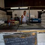 Están prohibidas las remesas a "familiares cercanos de funcionarios cubanos prohibidos y miembros del Partido Comunista de Cuba/Ap