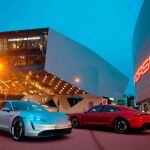 Hasta que puedas ponerle las manos encima a estás joyas, puedes ir calentando motores con modelos como el Porsche 911 Turbo.