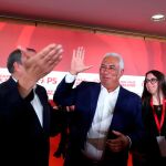 El primer ministro, Antonio Costa, celebra con su equipo los resultados de las elecciones del domingo