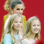 La Princesa Leonor y la Infanta Sofía durante el desfile de las Fuerzas Armadas, ayer/ Jesús G. Feria