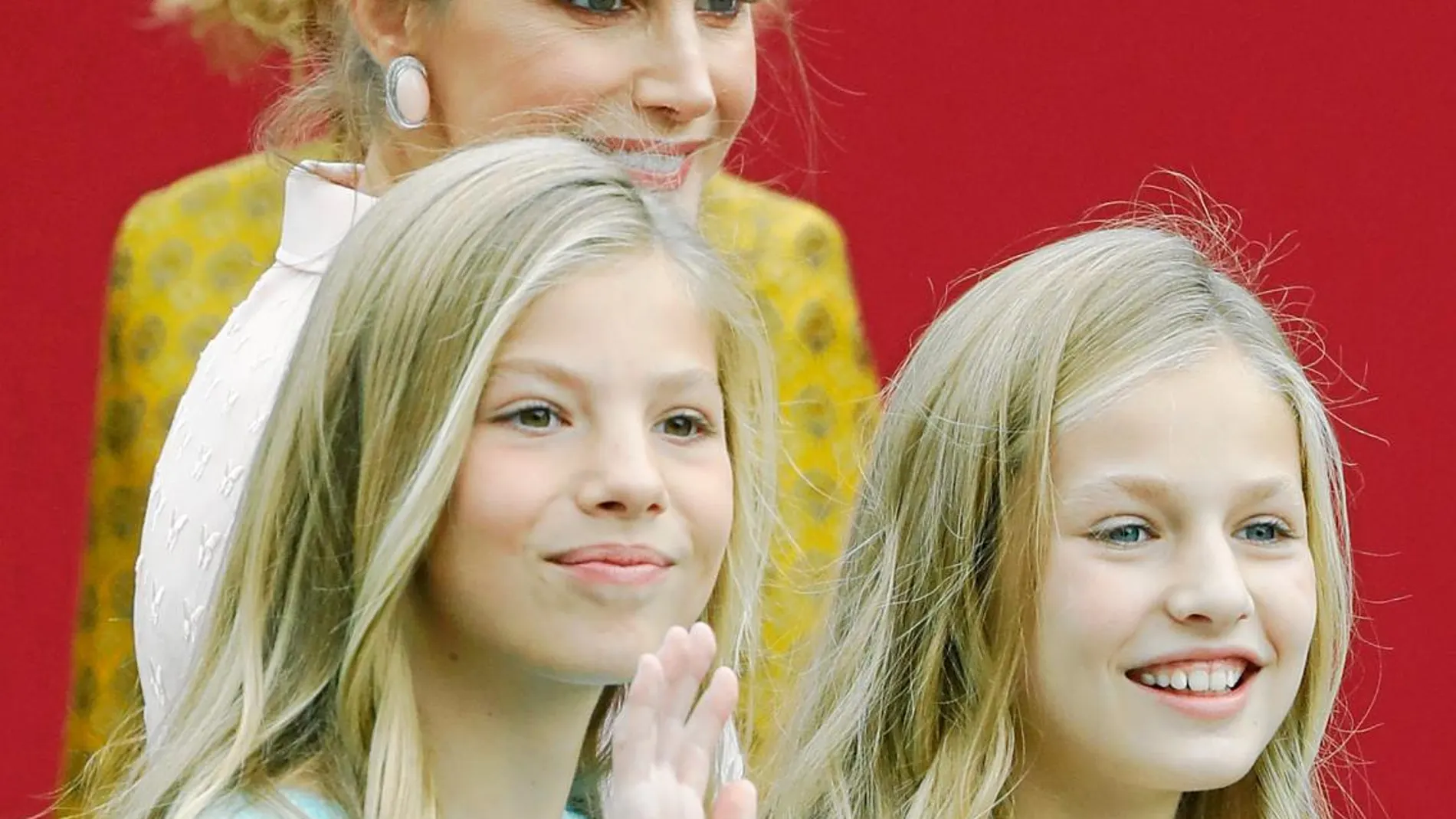 La Princesa Leonor y la Infanta Sofía durante el desfile de las Fuerzas Armadas, ayer/ Jesús G. Feria