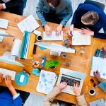 Jóvenes emprendedores trabajando en comunidad