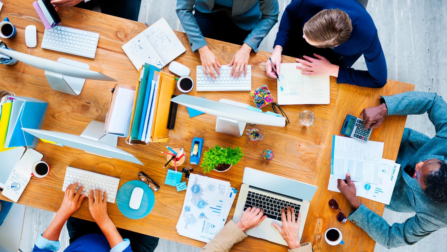 Jóvenes emprendedores trabajando en comunidad