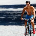 Un joven pedalea en las inmediaciones del parque de Madrid Río 7 Foto: Efe