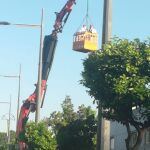 Momento en el que los operarios comenzaron los trabajos sobre el tejado del centro de salud de Burjassot
