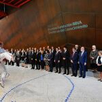 Los galardonados junto al presidente de la Fundación BBVA, Carlos Torres Vila, la presidenta del CSIC, Rosa Menéndez, el lehendakari, Íñigo Urkullu, el alcalde de Bilbao, Juan Mari Aburto, y el director de la Fundación BBVA, Rafael Pardo en el Palacio Euskalduna de Bilbao / Foto: Fundación BBVA