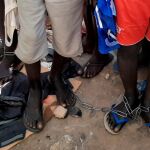 Jóvenes con las piernas encadenadas, después de ser rescatados por la Policía en Daura, Katsina, en una foto de archivo