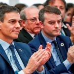 El presidente del Gobierno, Pedro Sánchez, y el jefe de gabinete del jefe del ejecutivo, Iván Redondo (d), en una imagen de archivo