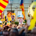 Cientos de personas en una concentración convocada por las fuerzas soberanistas en la plaza Catalunya de Barcelona