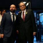 GRAF3344. BARCELONA, 04/06/2018.- El presidente de la Generalitat, Quim Torra (d), junto al vicepresidente de Ominum Cultural, Marcl Mauri (i), en el Palau de la Música donde el escritor Quim Monzó recibirá el 50 Premio de Honor de las Letras Catalanas en reconocimiento a su trayectoria literaria, periodística y como columnista, en un acto marcado por la ausencia de Jordi Cuixart, presidente de la Ómnium Cultural, entidad que concede el galardón, y que está en prisión preventiva en la cárcel de Soto del Real. EFE/Toni Albir