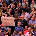 Uno de los momentos de la cacerolada protagonizada por los vecinos