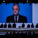 Florentino Pérez durante el minuto de silencio / Foto: Alberto R. Roldán