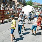 La nueva versión de la bola mantiene sus 2,7 metros de diámetro, pero modifica su peso en 170 kilos, gracias a la sustitución del poliespán por una estructura hinchable de plástico / Foto: David Jar