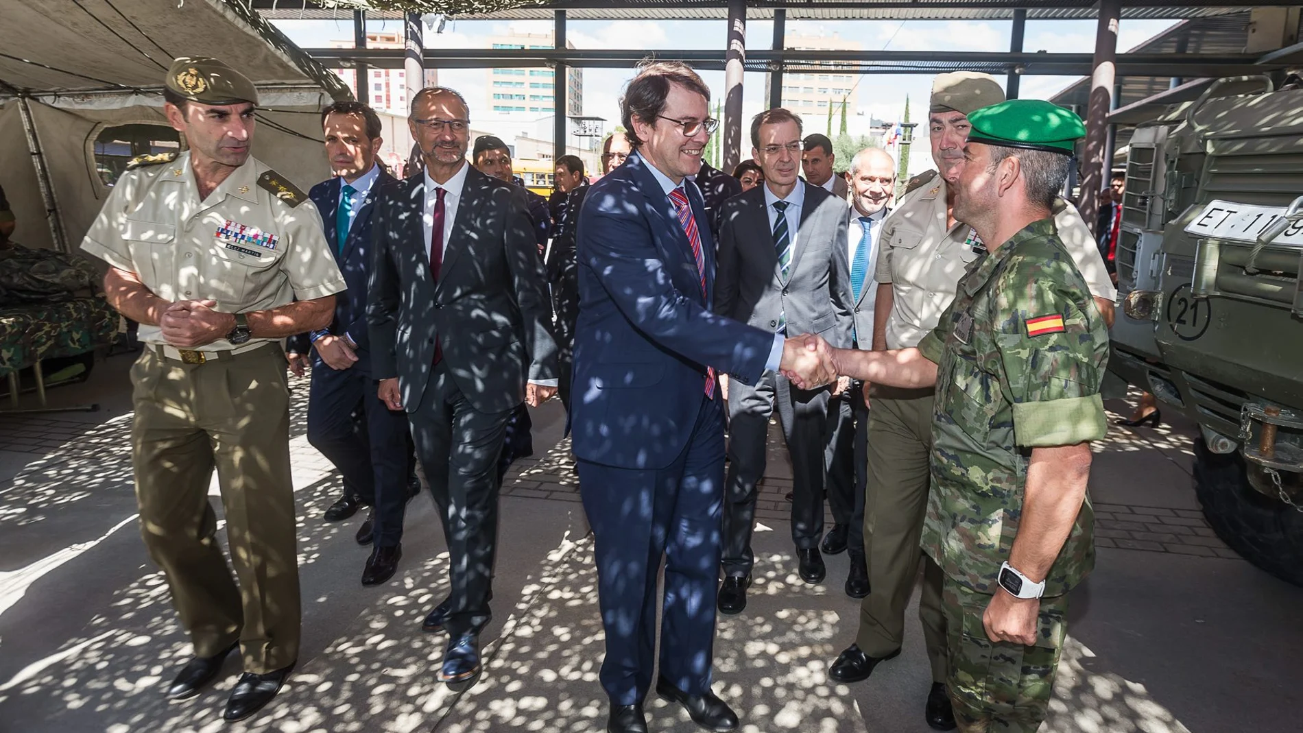 Fernández Mañueco visita el stand de las Fuerzas Armadas junto a Luis Fuentes, Germán Barrios, Conrado Íscar y el general Rivas Moriana