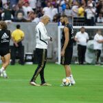 Zidane da instrucciones a Benzema