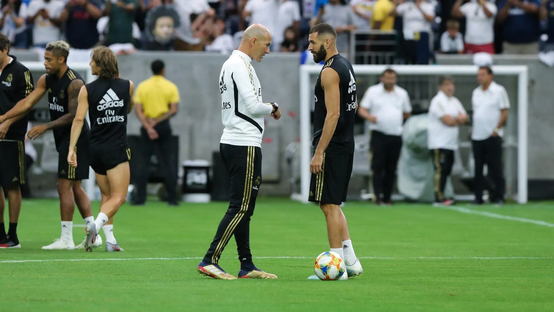 Zidane da instrucciones a Benzema