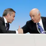 El ex presidente del BBVA Francisco González (dcha.), junto al que fuera consejero delegado de la entidad Ángel Cano
