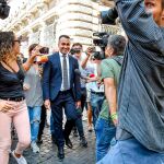 El líder del M5E, Luigi Di Maio, entra en el palacio Chigi esta tarde/Efe