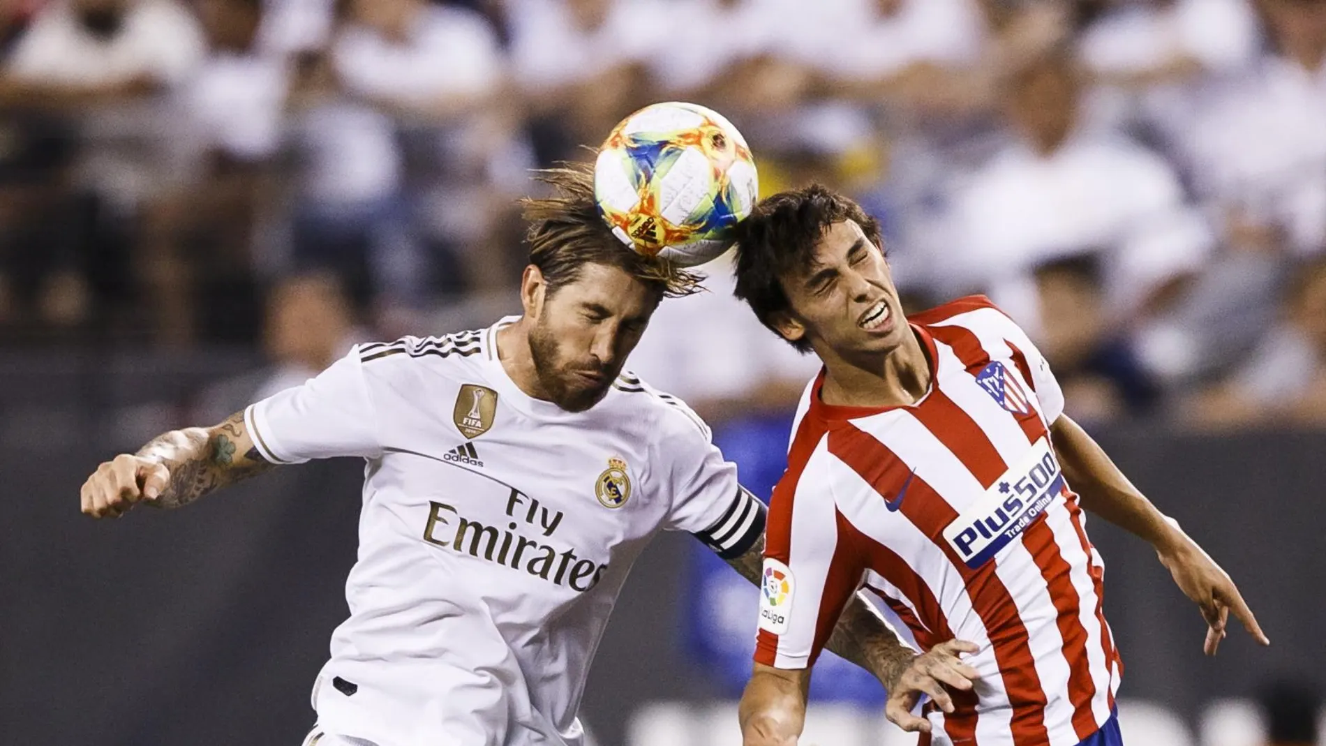Joao Félix disputa un balón aéreo con Sergio Ramos