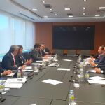 En la reunión participaron la Mancomunidad de Municipios del Campo de Gibraltar y los técnicos del Administrador ferroviario junto al presidente de la Autoridad Portuaria de la Bahía de Algeciras (APBA), Gerardo Landaluce, el presidente de la Cámara de Comercio del Campo de Gibraltar, Carlos Fenoy, el delegado del Gobierno en Andalucía, Lucrecio Fernández, y el presidente de Puertos del Estado, Salvador de la Encina