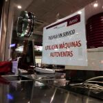 Una ventanilla de ventas de billetes de Renfe fuera de servicio durante la huelga de ayer