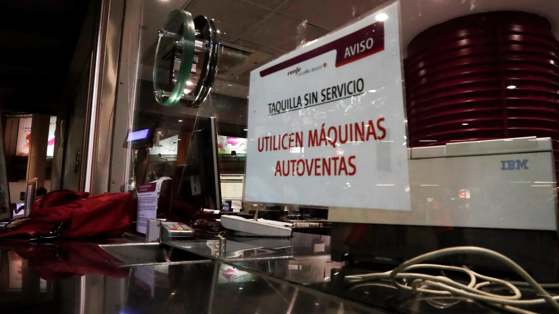 Una ventanilla de ventas de billetes de Renfe fuera de servicio durante la huelga de ayer