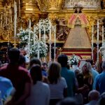 Cientos de fieles pasan ante la Virgen del Rocío que ya esta preparada para la “Venida de la Virgen” el próximo día 19 de agosto una vez que salga de su Santuario para recorrer el Camino de los Llanos que la llevará hasta Almonte para cumplir con la tradición de cada siete años / Foto: Efe