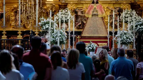 Cientos de fieles pasan ante la Virgen del Rocío que ya esta preparada para la “Venida de la Virgen” el próximo día 19 de agosto una vez que salga de su Santuario para recorrer el Camino de los Llanos que la llevará hasta Almonte para cumplir con la tradición de cada siete años / Foto: Efe