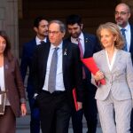 El presidente de la Generalitat, Quim Torra (c), junto a la consellera de Presidencia y portavoz, Meritxell Budó (i), la de Cultura, Mariàngela Vilallonga (2d), el conseller de Territorio Damià Calvet (2i), y el de Interior Miquel Buch (d), se dirige ala reunión semanal del Govern, celebrada en plena crisis entre JxCat y ERC por los pactos municipales y en la Diputación de Barcelona con el PSC.