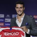 Mario Hermoso posa con la camiseta del Atlético