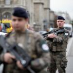 Soldados franceses patrullan en la zona del ataque en París. (AP Photo/Kamil Zihnioglu)