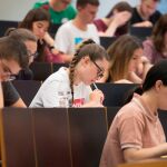 Un grupo de estudiantes al inicio del examen de selectividad en la Universitat Pompeu Fabra de Barcelona.
