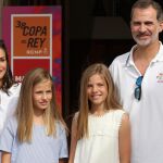 Letizia luce moreno en Mallorca con un vestido blanco de Adolfo Dominguez